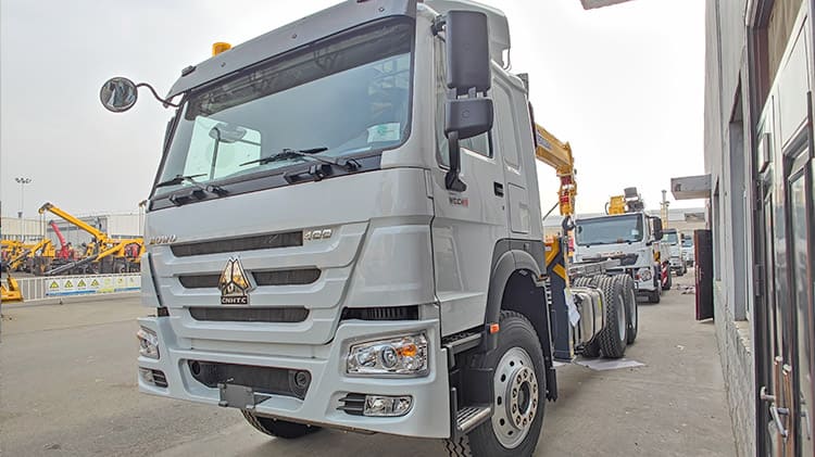XCMG Lorry Mounted Crane for Sale in Uganda